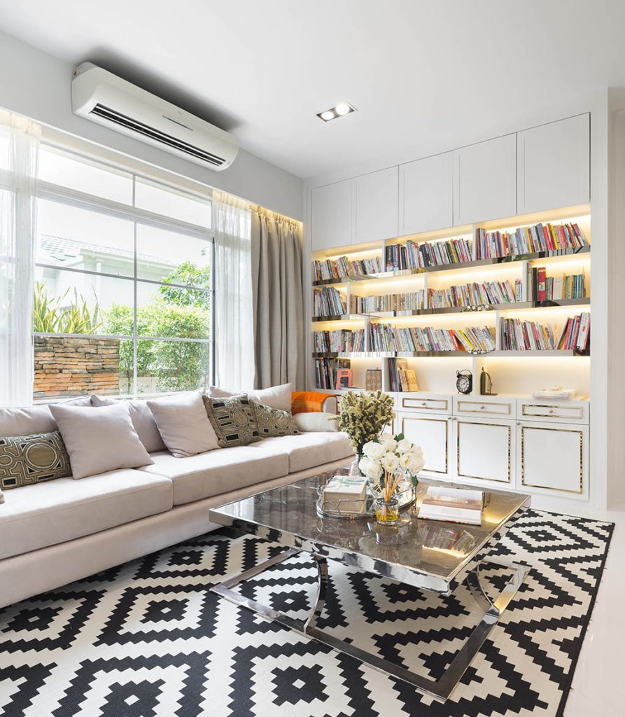 ห้องนั่งเล่นพร้อมชั้นวางหนังสือ Built-in บ้านมัณฑนา บางนา-วงแหวน 1 | Built-in Shelf Living Room Munthana Bangna Wongwaen 1