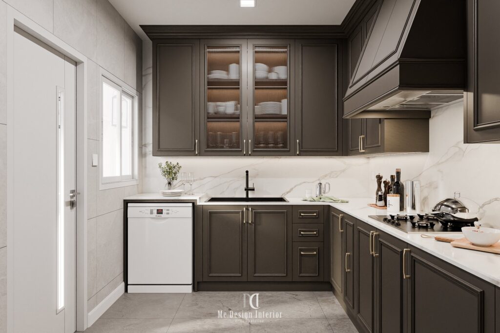 ครัวบิลท์อินโทนไม้เข้ม หน้าบานกรอบคลาสสิก พร้อมไฟใต้ตู้และ backsplash หินลายธรรมชาติ